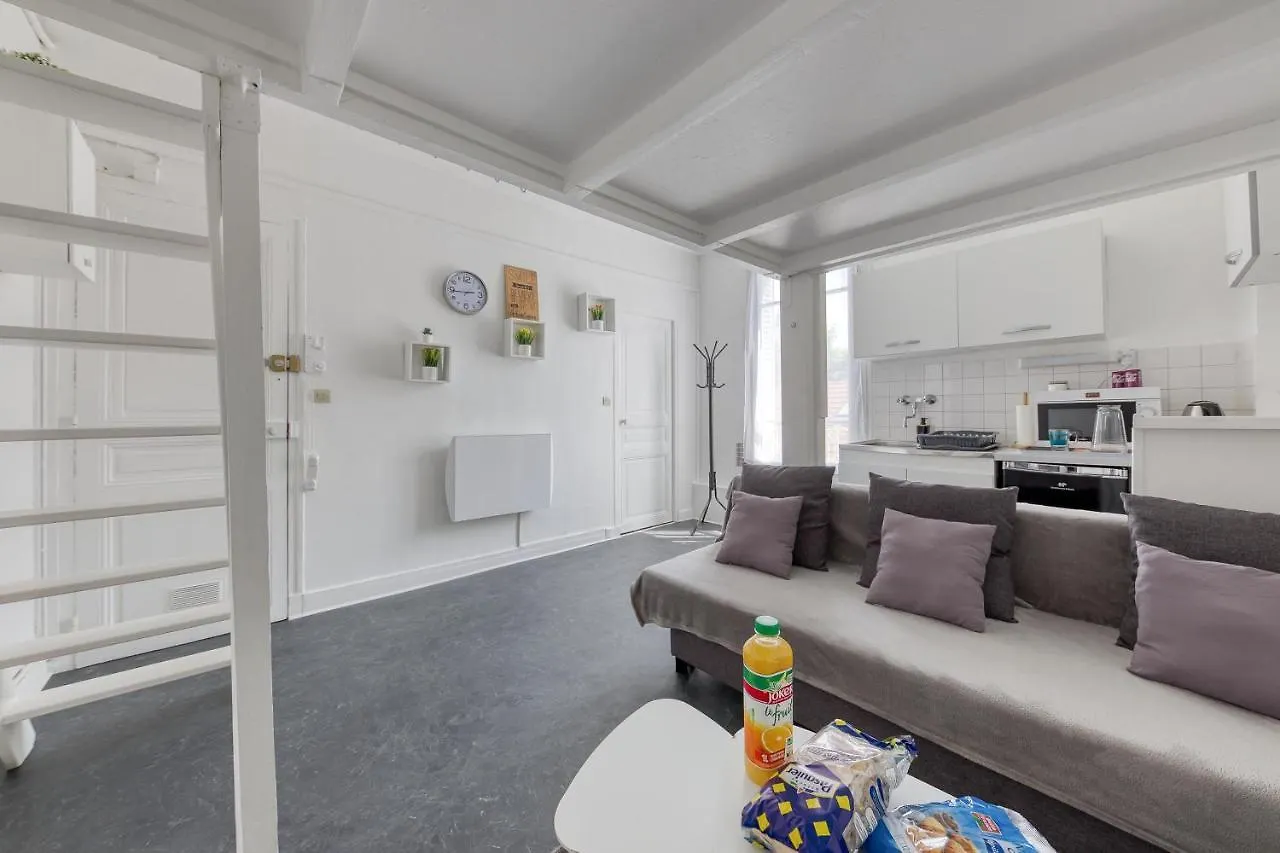 Joli Petit Studio A 200 M Du Tramway, Proche Paris, D'Orly, Rungis, Belle Epine Et Choisy Le Roi Apartment Thiais